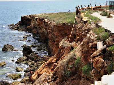 Basta fare qualche passo oltre la barriera per osservare gli effetti devastanti dell�erosione